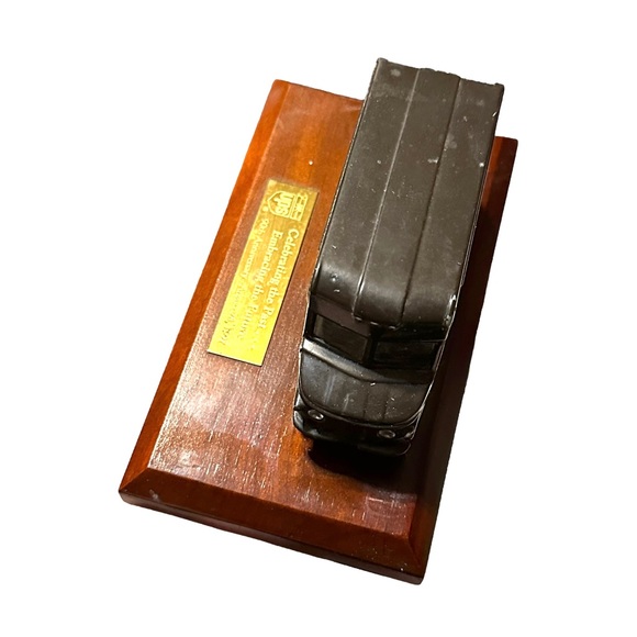 UPS Truck Desk Model on Stand w/Plaque 90th Anniversary 1997 - Picture 5 of 11